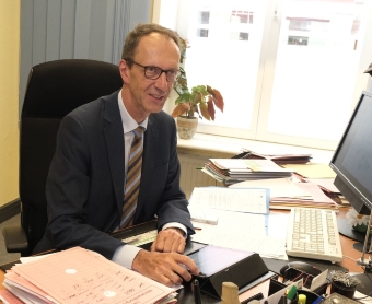 Der Bürgerbeauftragte M-V Matthias Crone am Schreibtisch